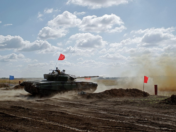 Lực lượng ly khai diễn tập gần Torez, cách Donetsk (miền đông Ukraine) 75km ngày 15/9. (Nguồn: EPA/TTXVN) Máy bay không người lái của OSCE liên tục bị bắn hạ ở Đông Ukraine ảnh 1