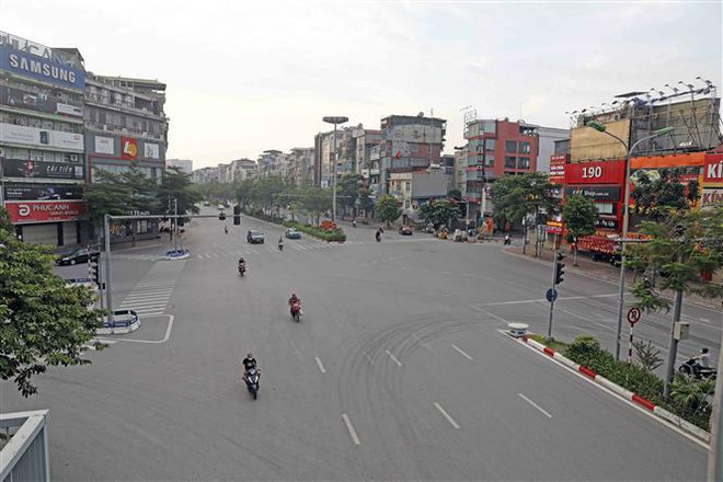Ngã ba Xã Đàn-Phạm Ngọc Thạch không đông như thường thấy. (Ảnh: Trần Việt/TTXVN) Giãn cách xã hội kéo dài có thể gây sức ép lạm phát trong năm 2022 ảnh 1