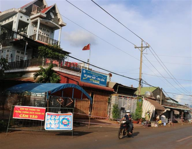 Khu vực phong tỏa tại thị xã Phước Long, Bình Phước do có ca dương tính với SARS-CoV-2. (Ảnh: K GỬIH/TTXVN) Giãn cách xã hội kéo dài có thể gây sức ép lạm phát trong năm 2022 ảnh 3
