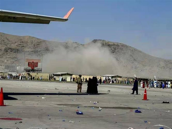 Khói bốc lên gần hiện trường vụ nổ ở sân bay Kabul, nơi đang diễn ra hoạt động sơ tán gấp rút công dân các nước khỏi Afghanistan, ngày 26/8/2021. (Ảnh: THX/TTXVN) Tình hình Afghanistan sau hai vụ nổ bom đẫm máu tại Kabul ảnh 1