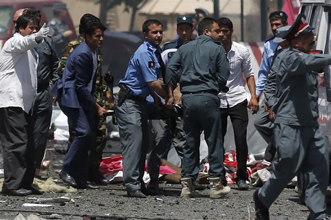 Chuyển người bị thương trong vụ nổ nghi là đánh bom liều chết bên ngoài sân bay quốc tế ở Kabul, Afghanistan ngày 26/8/2021. (Ảnh: Aljazeera/TTXVN) Tình hình Afghanistan sau hai vụ nổ bom đẫm máu tại Kabul ảnh 2