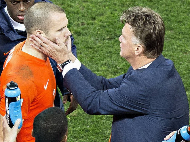Van Gaal khó lòng có được Ron Vlaar. (Nguồn: AP) Chuyển nhượng 26/12: M.U bị cự tuyệt, Man City mất ngôi sao? ảnh 1