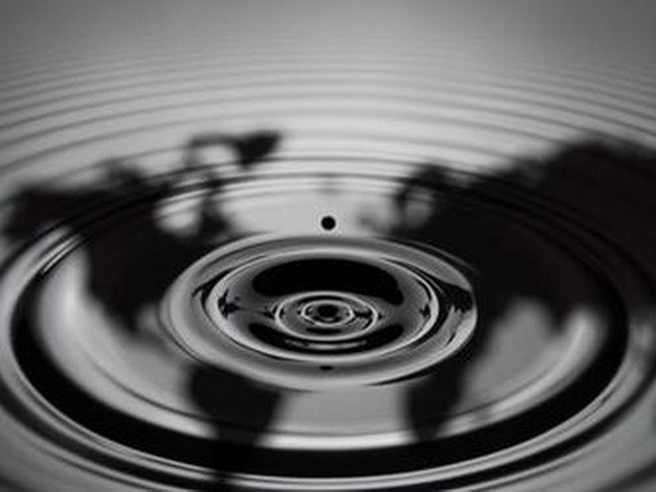 Giá dầu mỏ và giá vàng trên thị trường thế giới giảm mạnh ảnh 1