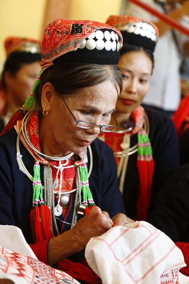 [Photo] Tuyên Quang: Nghề dệt, thêu tay truyền thống của đồng bào Dao ảnh 3