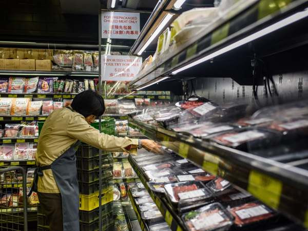 Thịt đóng gói được bày bán tại siêu thị ở Hong Kong, Trung Quốc ngày 21/3. (Nguồn: AFP/TTXVN) Thêm Hong Kong dỡ bỏ lệnh cấm nhập khẩu thịt từ Brazil ảnh 1