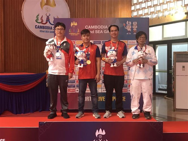 Kỳ thủ Lại Lý Huỳnh (thứ 2 từ trái qua) xuất sắc giành huy chương Vàng môn Cờ tướng. (Ảnh: TTXVN) Việt Nam thêm HCV ở môn Đua thuyền Truyền thống, Cờ tướng, Judo ảnh 1