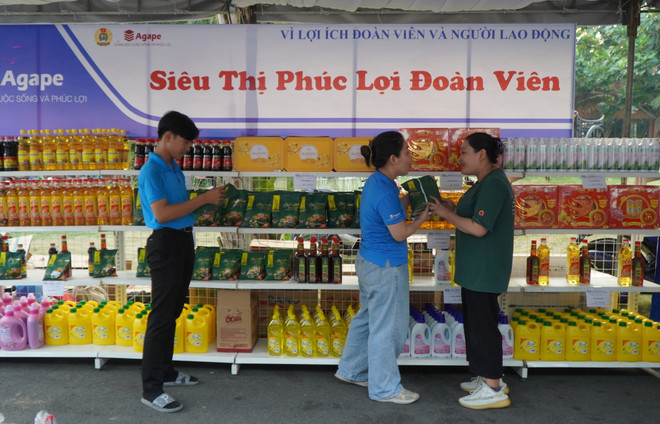 Nhiều hàng hóa với giá ưu đãi, khuyến mãi bày bán tại phiên chợ đưa hàng Việt về Khu Công nghiệp Sa Đéc, tỉnh Đồng Tháp. (Ảnh: Nhựt An/TTXVN) TTXVN_2103hangViet3.jpg