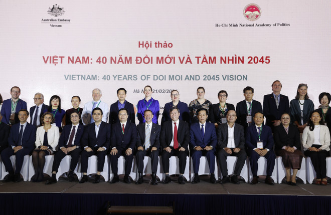 Các đại biểu chụp ảnh chung. (Ảnh: Văn Điệp/TTXVN) TTXVN_2103doimoi2.jpg