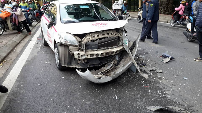 Hà Nội: Taxi “đấu đầu” trên phố Bách Thảo, 2 người bị thương nặng ảnh 1