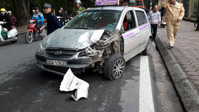 Hà Nội: Taxi “đấu đầu” trên phố Bách Thảo, 2 người bị thương nặng ảnh 2