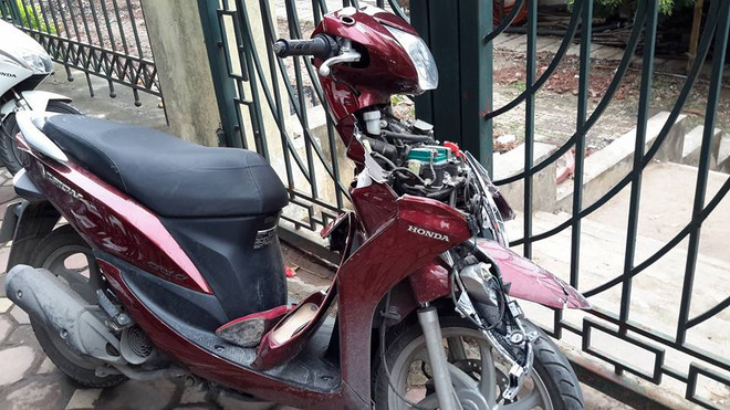 Hà Nội: Taxi “đấu đầu” trên phố Bách Thảo, 2 người bị thương nặng ảnh 5