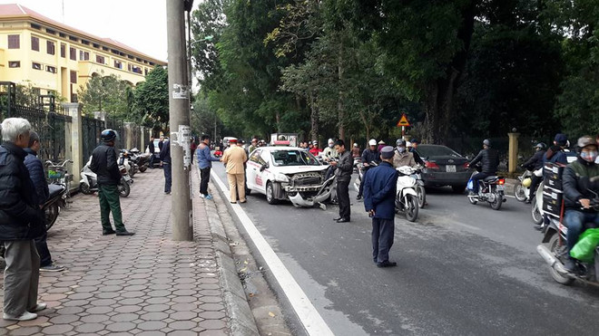 Hà Nội: Taxi “đấu đầu” trên phố Bách Thảo, 2 người bị thương nặng ảnh 3