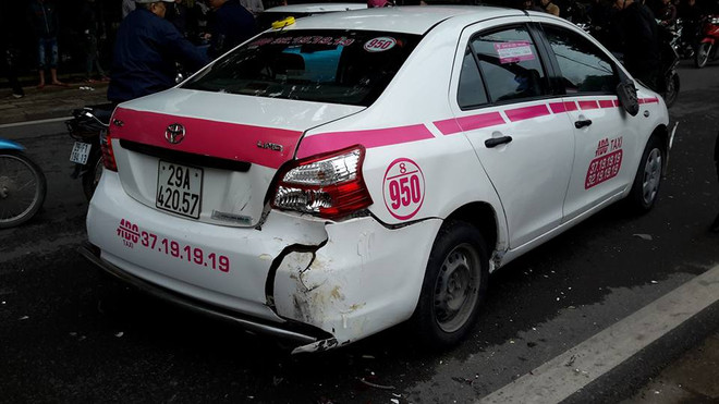 Hà Nội: Taxi “đấu đầu” trên phố Bách Thảo, 2 người bị thương nặng ảnh 4