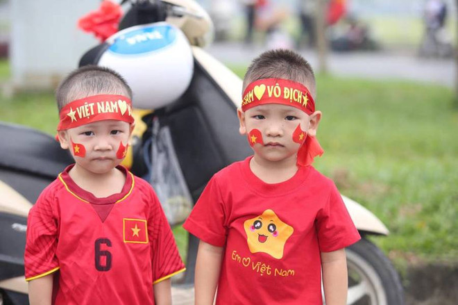 Cổ động viên háo hức chờ đón tuyển Olympic Việt Nam về nước ảnh 5