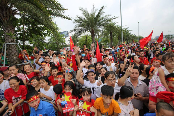 Người dân đứng suốt dọc đường sân bay để chờ tuyển Olympic Việt Nam ảnh 5