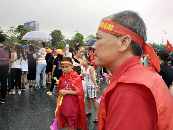 Cổ động viên gãy cột sống 6 năm ‘vịn’ xe lăn đón Olympic Việt Nam ảnh 5
