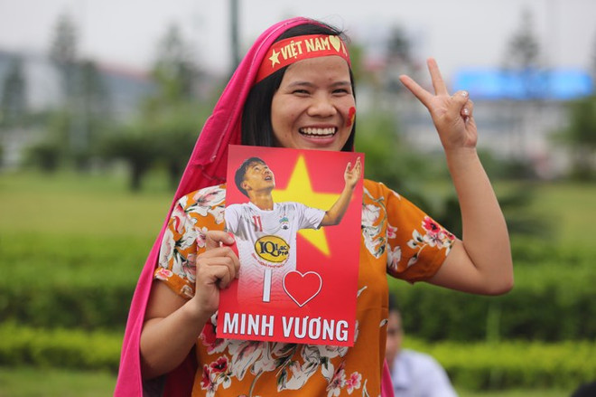 Cổ động viên háo hức chờ đón tuyển Olympic Việt Nam về nước ảnh 7