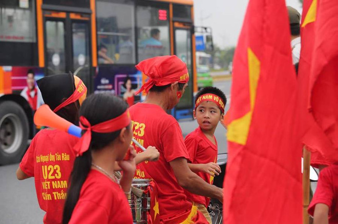 Cổ động viên háo hức chờ đón tuyển Olympic Việt Nam về nước ảnh 6