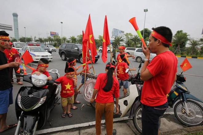 Cổ động viên háo hức chờ đón tuyển Olympic Việt Nam về nước ảnh 3