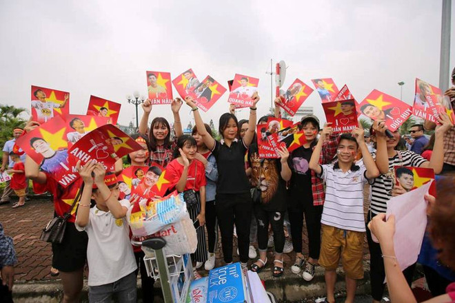 Cổ động viên háo hức chờ đón tuyển Olympic Việt Nam về nước ảnh 1