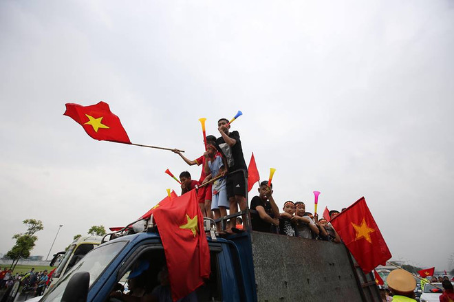 Người dân đứng suốt dọc đường sân bay để chờ tuyển Olympic Việt Nam ảnh 6