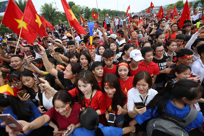 Người dân đứng suốt dọc đường sân bay để chờ tuyển Olympic Việt Nam ảnh 2