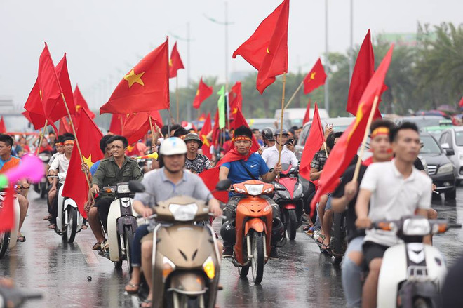 Người dân đứng suốt dọc đường sân bay để chờ tuyển Olympic Việt Nam ảnh 8