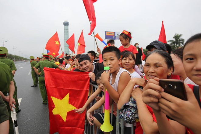 Người dân đứng suốt dọc đường sân bay để chờ tuyển Olympic Việt Nam ảnh 4