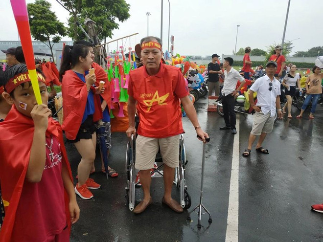 Cổ động viên gãy cột sống 6 năm ‘vịn’ xe lăn đón Olympic Việt Nam ảnh 4