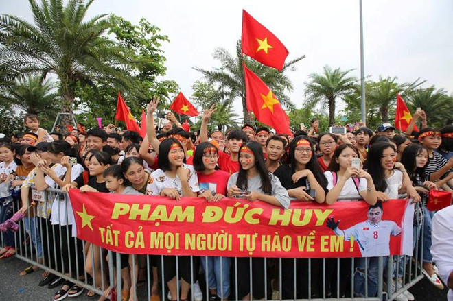 Người dân đứng suốt dọc đường sân bay để chờ tuyển Olympic Việt Nam ảnh 1