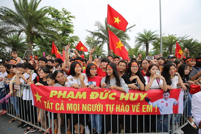 Người dân đứng suốt dọc đường sân bay để chờ tuyển Olympic Việt Nam ảnh 3