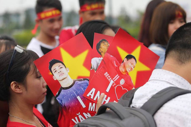 Cổ động viên háo hức chờ đón tuyển Olympic Việt Nam về nước ảnh 8