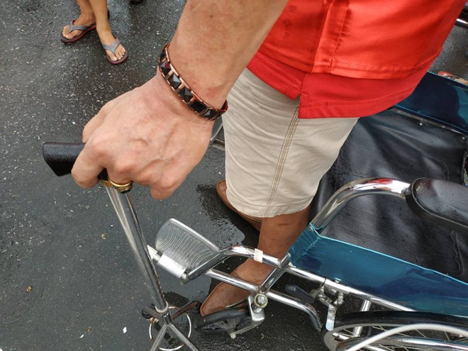 Cổ động viên gãy cột sống 6 năm ‘vịn’ xe lăn đón Olympic Việt Nam ảnh 3