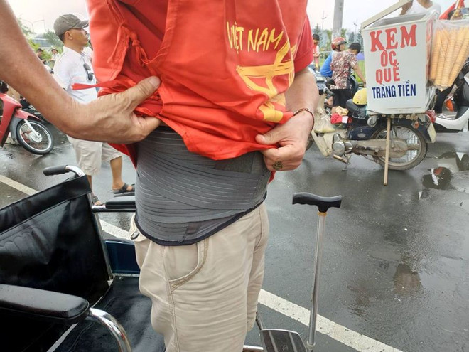 Cổ động viên gãy cột sống 6 năm ‘vịn’ xe lăn đón Olympic Việt Nam ảnh 2