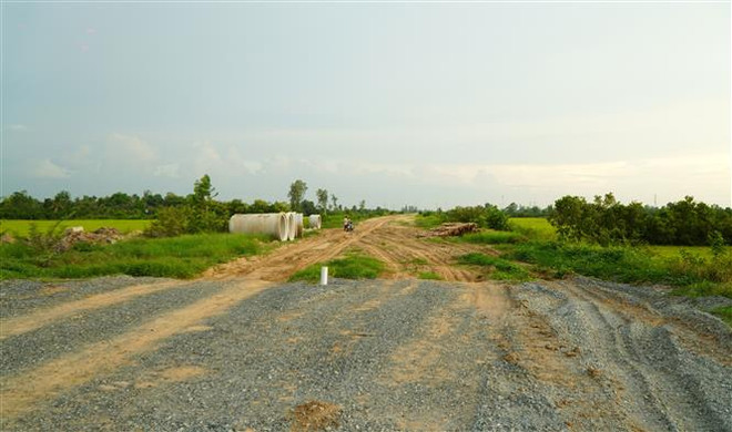 Một số đoạn đường xuống cấp nghiêm trọng, không đảm bảo an toàn giao thông. (Ảnh: Nhựt An/TTXVN) Nhiều bất cập cho người dân khi thi công Cao tốc Mỹ Thuận-Cần Thơ ảnh 3