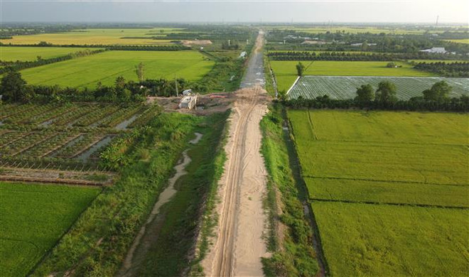 Đường Cao tốc Mỹ Thuận - Cần Thơ đi qua, chia cắt đất của người dân xã An Khánh thành 2 thửa đất nhưng không có đường dân sinh đi vào đồng ruộng để sản xuất. (Ảnh: Nhựt An/TTXVN) Nhiều bất cập cho người dân khi thi công Cao tốc Mỹ Thuận-Cần Thơ ảnh 1