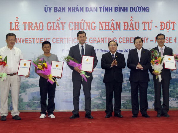 Bình Dương có thêm 30 dự án được trao giấy chứng nhận đầu tư ảnh 1