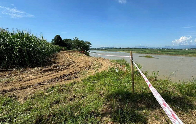 Chính quyền địa phương căng dây cảnh báo nguy hiểm tại điểm sạt lở nghiêm trọng ở thôn Hải Thành, xã Thọ Thành (huyện Thọ Xuân). (Ảnh: Việt Hoàng/TTXVN) ttxvn_sat lo bo song Chu (1).jpg