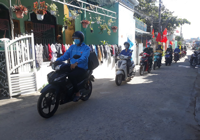 Lực lượng đoàn thanh niên xã biển Thanh Hải (Ninh Hải, Ninh Thuận) dùng loa lưu động tuyên truyền về bầu cử tại các khu dân cư. (Ảnh: Nguyễn Thành/TTXVN) Ninh Thuận, Đắk Nông, Hưng Yên hoàn tất công tác chuẩn bị bầu cử ảnh 1