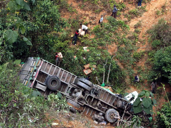Xe khách đâm sập quán rồi lao xuống vực, 9 người bị thương ảnh 1