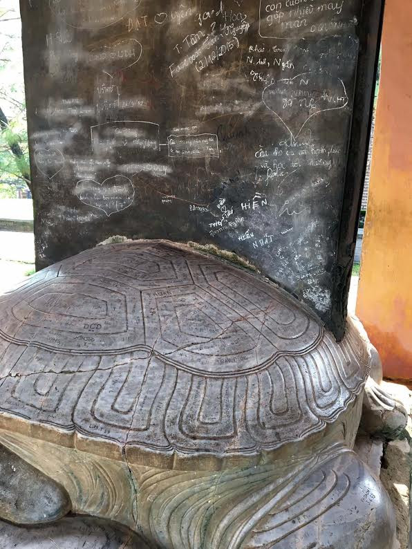 Báu vật quốc gia Chuông chùa Thiên Mụ bị viết, vẽ chi chít ảnh 3