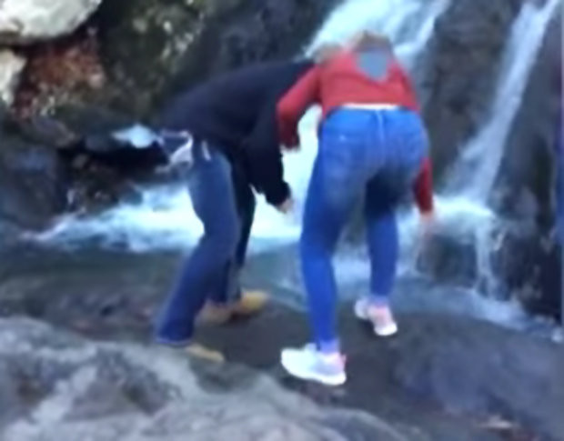 Màn cầu hôn kinh hoàng của cặp đôi xui xẻo bên thác nước ảnh 2