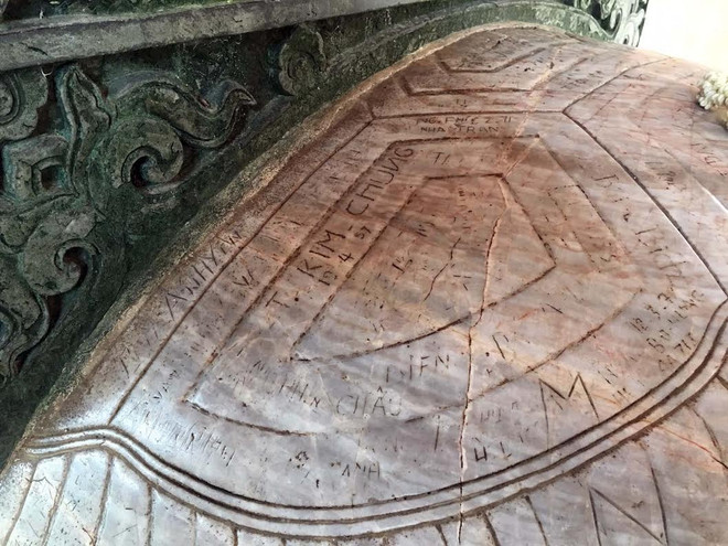 Báu vật quốc gia Chuông chùa Thiên Mụ bị viết, vẽ chi chít ảnh 2