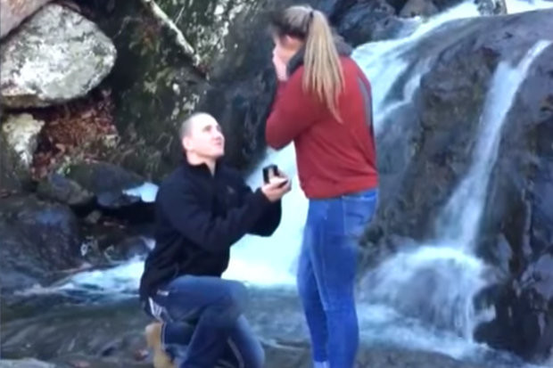 Màn cầu hôn kinh hoàng của cặp đôi xui xẻo bên thác nước ảnh 1