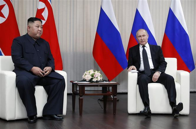 Tổng thống Nga Vladimir Putin (phải) trong cuộc gặp nhà lãnh đạo Triều Tiên Kim Jong-un (trái) tại Trường Đại học Liên bang Viễn Đông ở đảo Rusky thuộc Vladivostok ngày 25/4/2019. (Ảnh: AFP/TTXVN) Tổng thống Putin sẽ nỗ lực giảm căng thẳng trên Bán đảo Triều Tiên ảnh 1