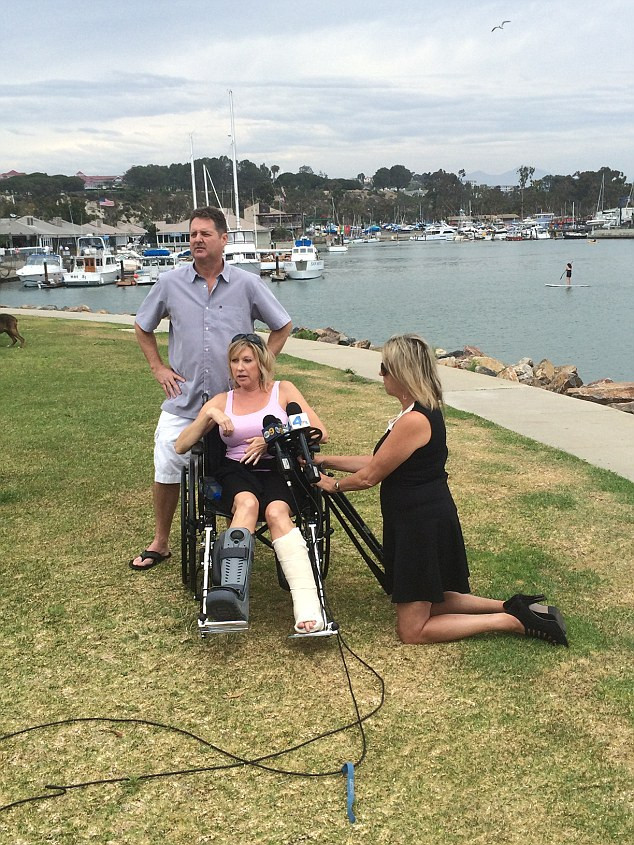 Cả gia đình hoảng loạn khi con cá heo "điên" nhảy lên thuyền ảnh 2