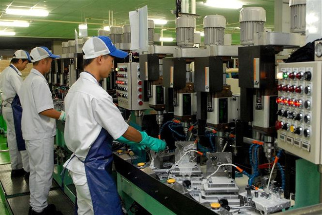 Công nhân sản xuất phụ kiện ôtô xe máy và thiết bị công nghiệp tại Công ty TNHH Keihin (Khu Công nghiệp Thăng Long 2, Liêu Xá, huyện Yên Mỹ, Hưng Yên. (Ảnh: Phạm Kiên/TTXVN) Điều chỉnh tỷ lệ tạm nộp thuế thu nhập doanh nghiệp ảnh 1