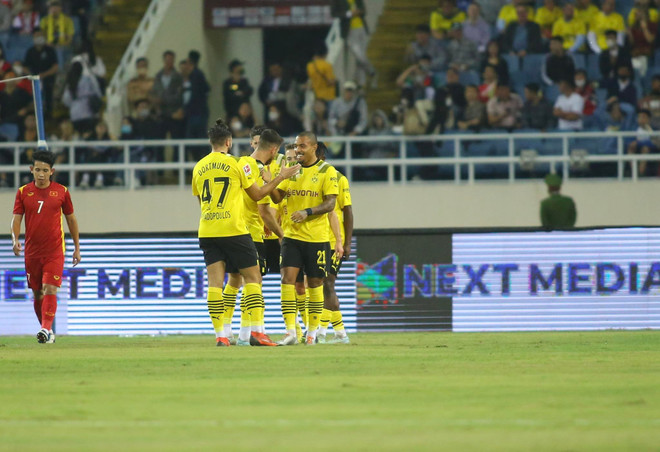 Dortmund là đội có bàn thắng mở tỷ số. (Ảnh: Hiển Nguyễn/Vietnam+) Đội tuyển Việt Nam ngược dòng đánh bại CLB Borussia Dortmund ảnh 3