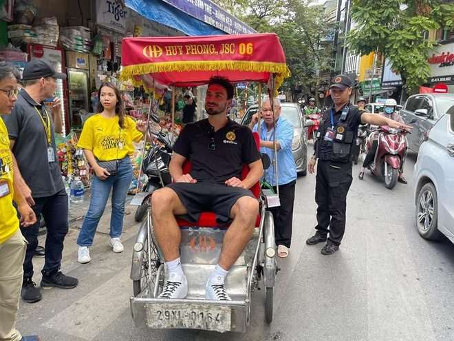 Mats Hummels cùng đồng đội khám phá Hà Nội. (Ảnh: Vietnam+) Khoảnh khắc đáng nhớ bên ngoài sân cỏ của Dortmund tại Việt Nam ảnh 1