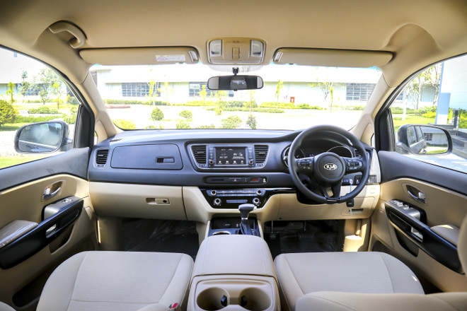 Nội thất của xe xuất khẩu. (Ảnh: PV/Vietnam+) THACO xuất khẩu 40 xe du lịch Kia Grand Carnival sang Thái Lan ảnh 1